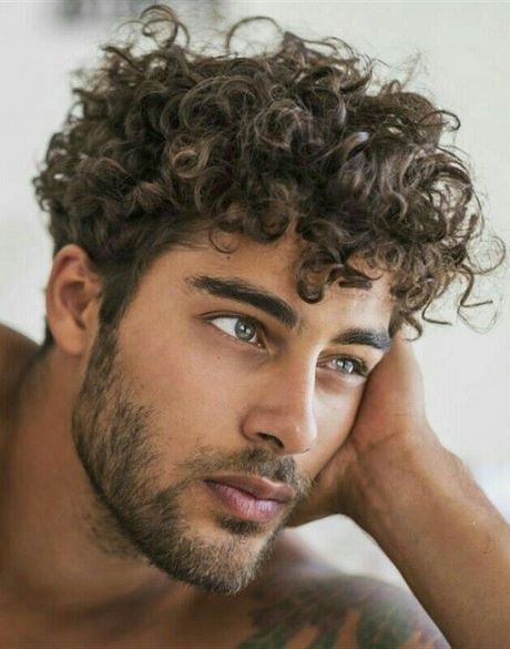 cabelos masculinos encaracolados