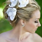 Penteados de noivas com flores