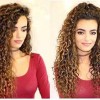 Penteados simples para cabelos cacheados e longos
