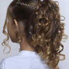 Penteados para formatura cabelos cacheados infantil